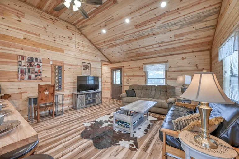 2, Rustic Cabin With Firepit and Grill - 10 Mins to Main St, Gillespie