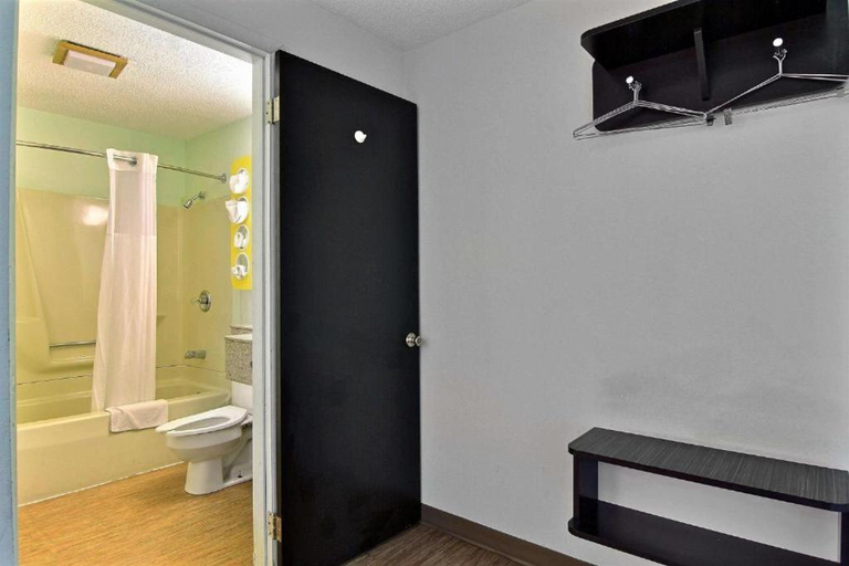 Bathroom 5, Ameri Vu Inn, Iroquois