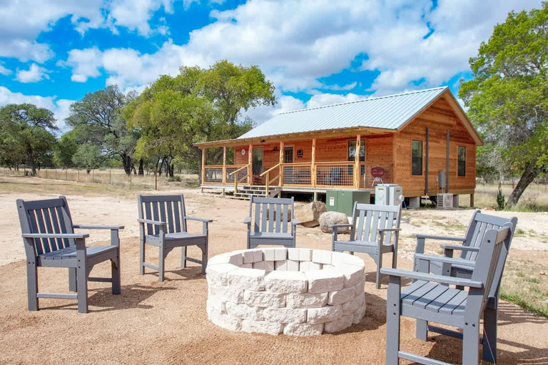 Exterior view 5, Rustic Cabin with Firepit and Grill - 10 mins to Main St, Gillespie