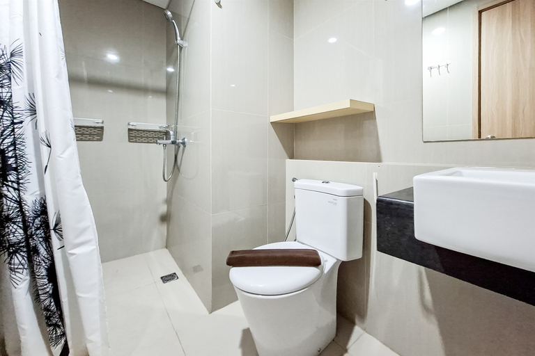 Bathroom 3, Cozy and Relaxing Studio at Apartment Bintaro Embarcadero By Travelio, Tangerang Selatan