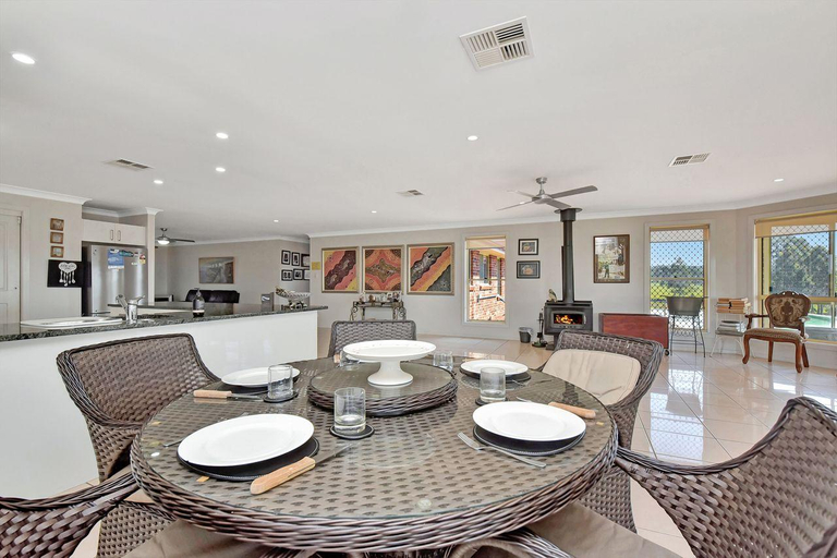 Food & Drinks 5, Noble Willow Estate Lovedale. Super Spacious, with views and pool, Cessnock