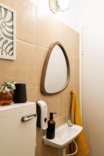 Bathroom 3, Dotan's Boutique Studios - By The Beach!