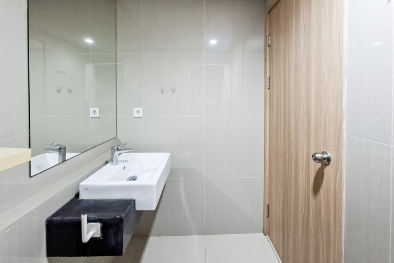 Bathroom 4, Cozy and Relaxing Studio at Apartment Bintaro Embarcadero By Travelio, Tangerang Selatan