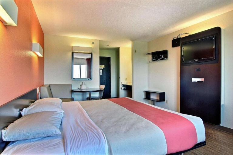 Bedroom 2, Ameri Vu Inn, Iroquois