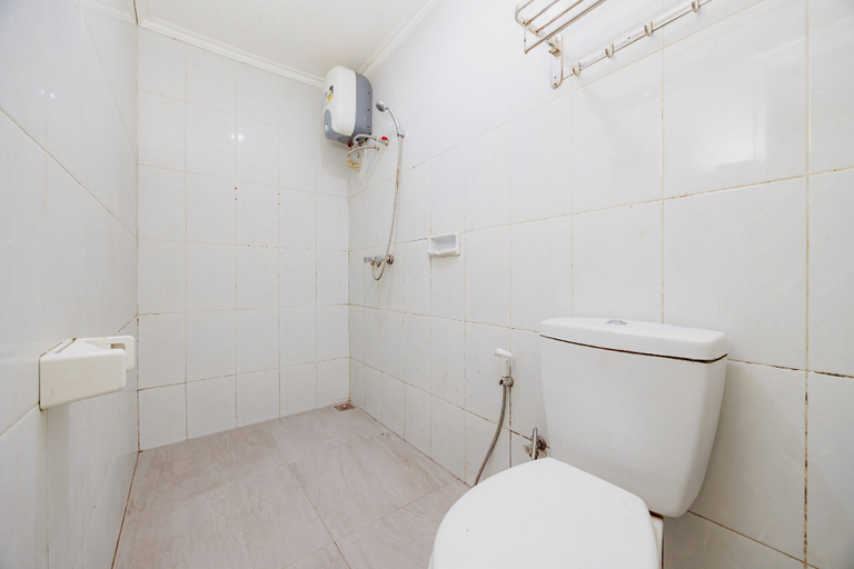 Bathroom 4, RedDoorz near Istana Plaza 2, Bandung