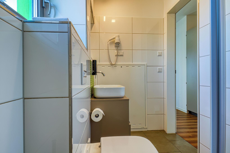 Bathroom 3, Nicetostay Aparthotel, Bremen