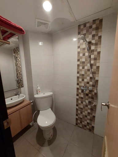 Bathroom, Unit 2 Alton Tembalang Undip by SAJI Rooms, Semarang