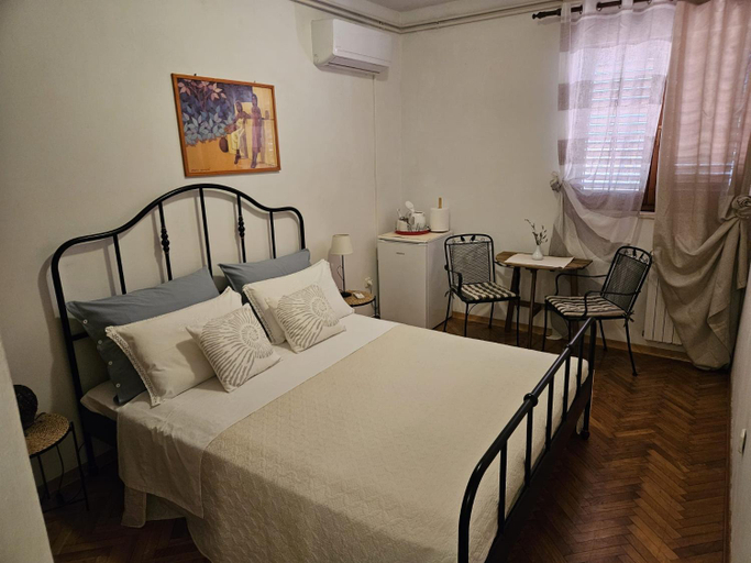 5, Room with swimming pool Gorana, Jelsa