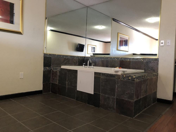 Bathroom 4, Araamda Inn, Gwinnett
