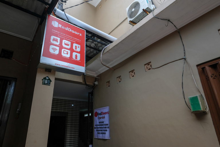 Exterior & Views 2, RedDoorz Syariah near Stasiun Gubeng 2, Surabaya