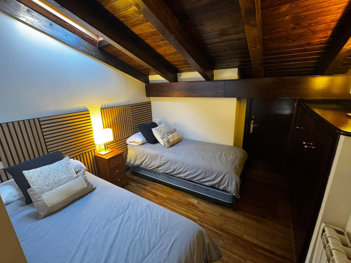 Bedroom 2, Atico duplex a pie de pistas de esqui, Girona