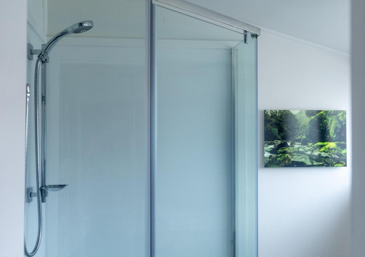 Bathroom 4, Recreation Hotel, Grey