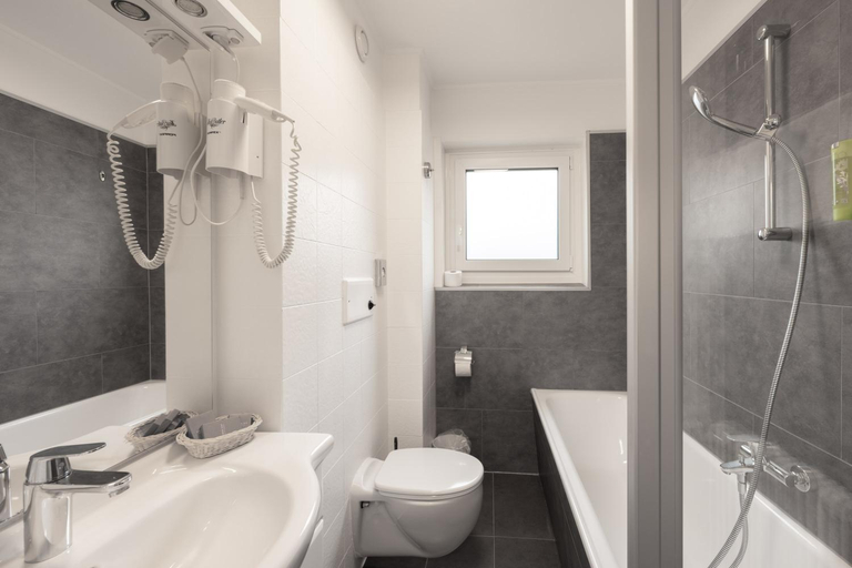 Bathroom 5, Hotel Almrausch, Spittal an der Drau