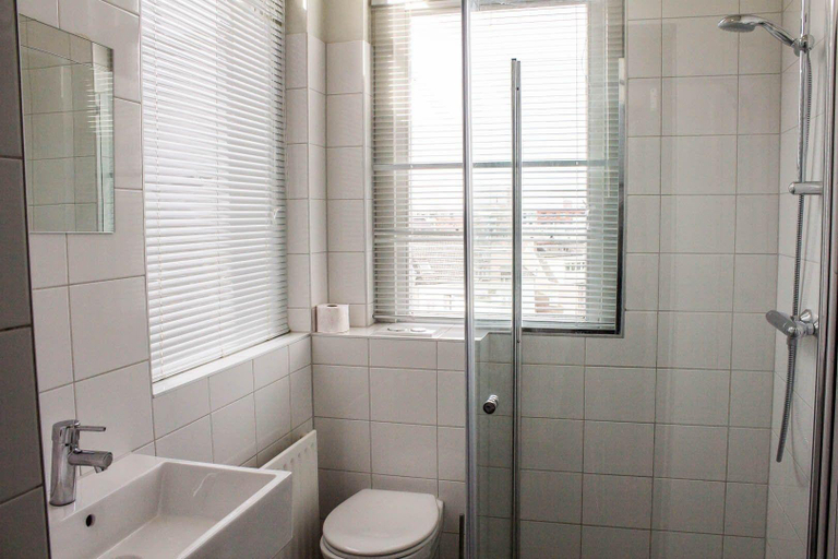 Bathroom 4, Hostel Roots, Tilburg