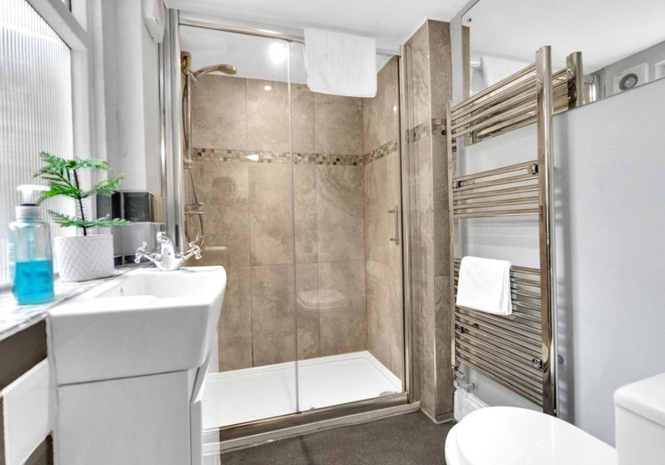 Bathroom 4, Central Pier Place| By My Getaways , Brighton and Hove