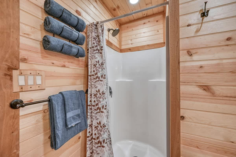 Bathroom 5, Rustic Cabin With Firepit and Grill - 10 Mins to Main St, Gillespie