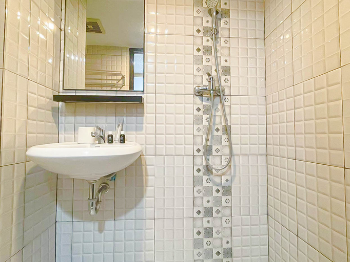 Bathroom 5, Homely and Pleasant Studio at Apartment De Prima By Travelio, Medan