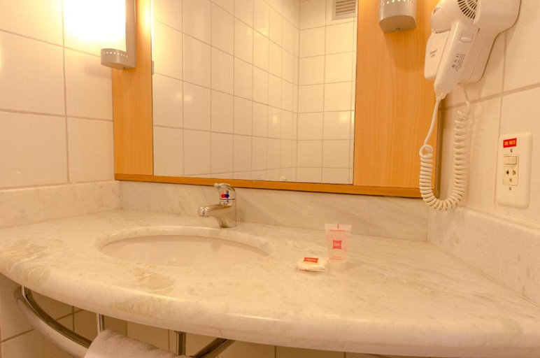 Bathroom 3, ibis Porto Alegre Aeroporto, Porto Alegre