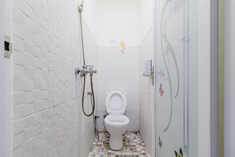 Bathroom 4, RedDoorz @ Balaraja Centre Plaza, Tangerang