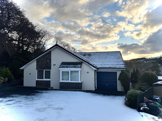 Exterior & Views 1, Sêr Môr - Peaceful Cottage with Log Burner, Pembrokeshire