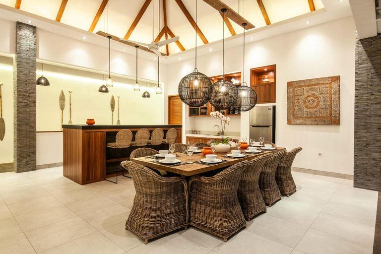 Others 5, Spacious 4 BR Walking Distance to Finns Beach, Badung