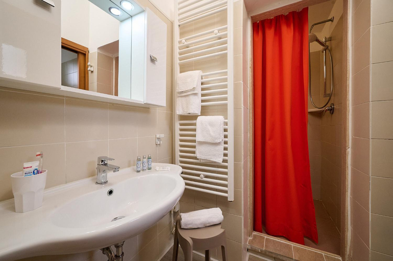 Bathroom 4, Villaggio Orizzonte, Livorno