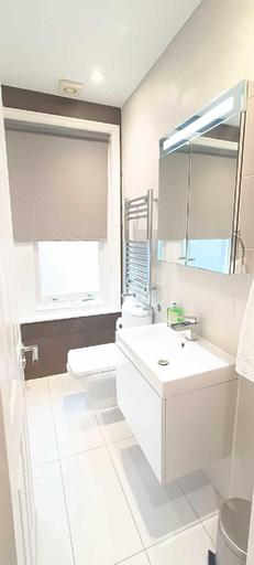 Bathroom 3, Comfortable Apartment Next to Euston Station, London