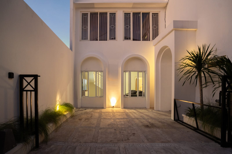 Exterior & Views