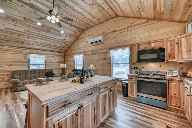 Kitchen 4, Rustic Cabin With Firepit and Grill - 10 Mins to Main St, Gillespie