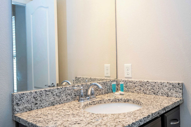 Bathroom 2, Gorgeous 5Bd W Private Pool Windsor Westside 8893, Osceola