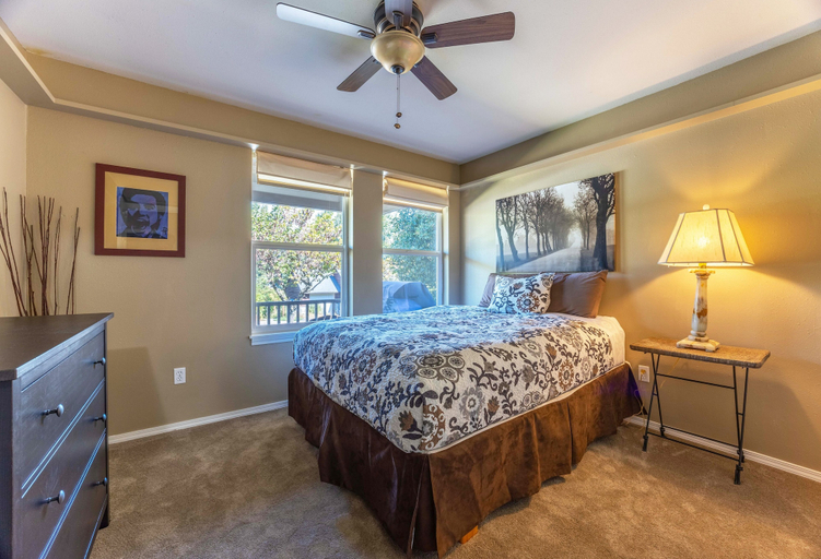 Room 2, Devon Court 2 Bedroom Home by RedAwning, Hood River