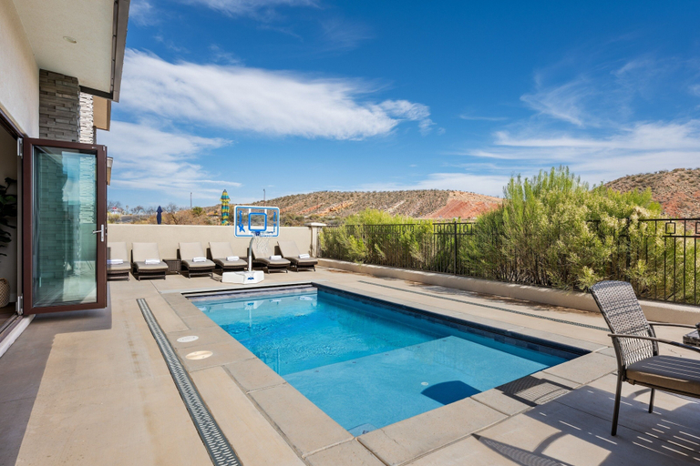 Pool 5, Bunker On The 8th 7 Bedroom Home, Washington