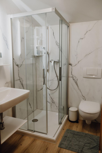 Bathroom 3, Dorfcafe Unken Hotelpension sWirtshaus im Dorf, Zell am See