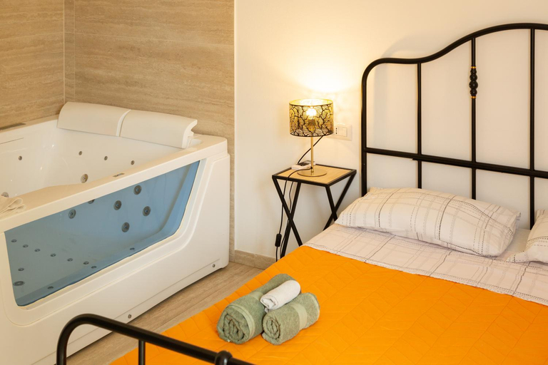 Others 5, Maris Suite - Romantic Jacuzzi, Sassari