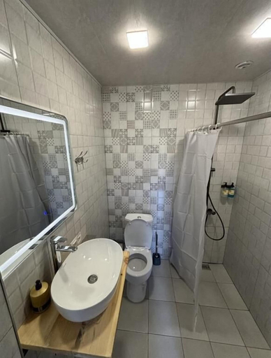 Bathroom 3, Castle