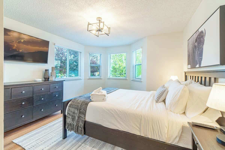 Room 5, Modern Western Retreat Pet-friendly 4bed/2bath, Washoe