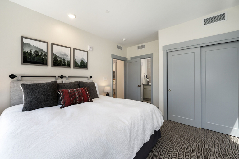 Room 5, Timber Fox 1208 3 Bedroom Apts by RedAwning, Grand