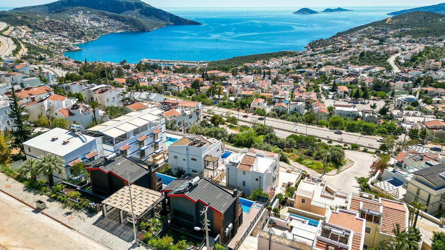 Exterior & Views