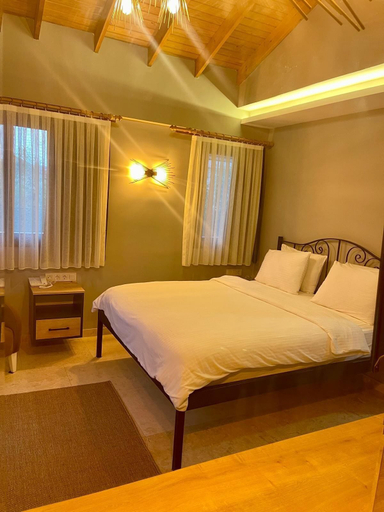 Room 5, Luta Urla, Urla
