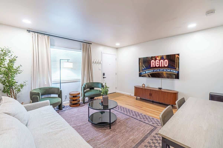 Interior 5, Designer Living Pet-friendly UNR 2BD 1BA, Washoe