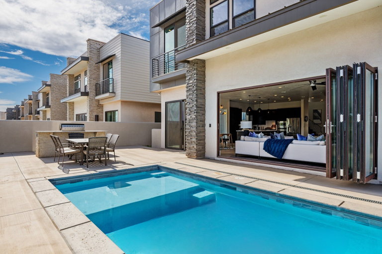 Outdoor dining, Bunker On The 8th 7 Bedroom Home, Washington