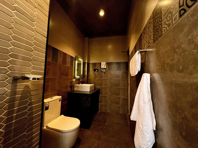 Bathroom 2, Eyeful Ella, Ella