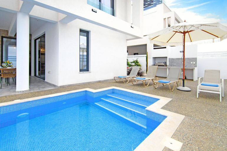 Sport & Beauty 2, Villa Queen Isabella