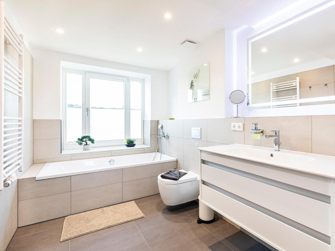 Bathroom 3, Prora - Ferienwohnung mit Waschmaschine - Meeresrauschen Dachterrasse, Vorpommern-Rügen
