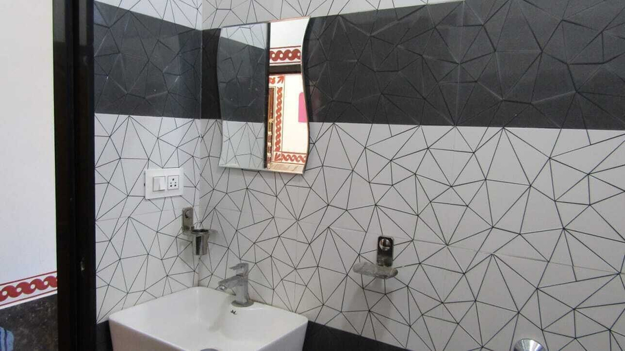 Bathroom 4, Mahabala Valley, Uttara Kannada