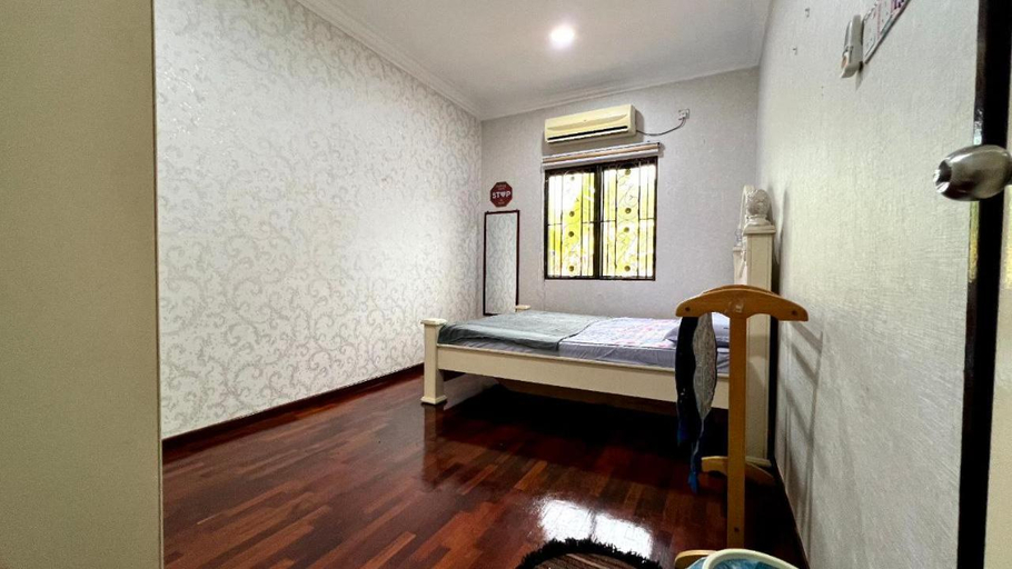 Others 3, YB Guest House 4 Bilik 5 Katil, Kemaman