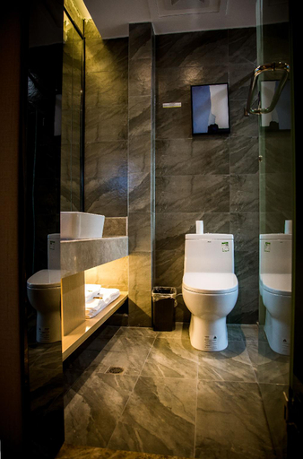 Bathroom 3, Super 8 Hotel Huanggang Xishi Bus Terminal, Huanggang