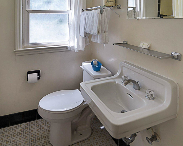 Bathroom, Econo Lodge, Worcester
