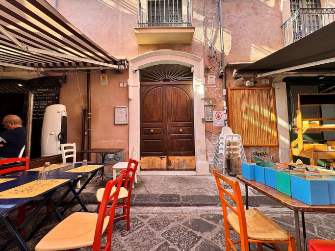 Outdoor dining, Spàzio apartments duomo, Catania