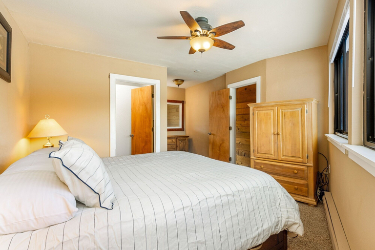 Room 2, The Mall 1429 1 Bedroom Condo, Summit